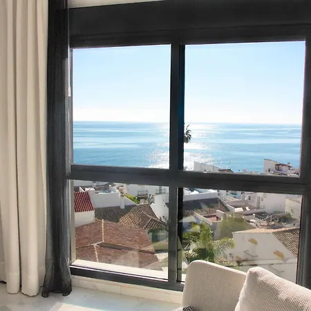 Stunning Beachfront Penthouse アパート エステポナ